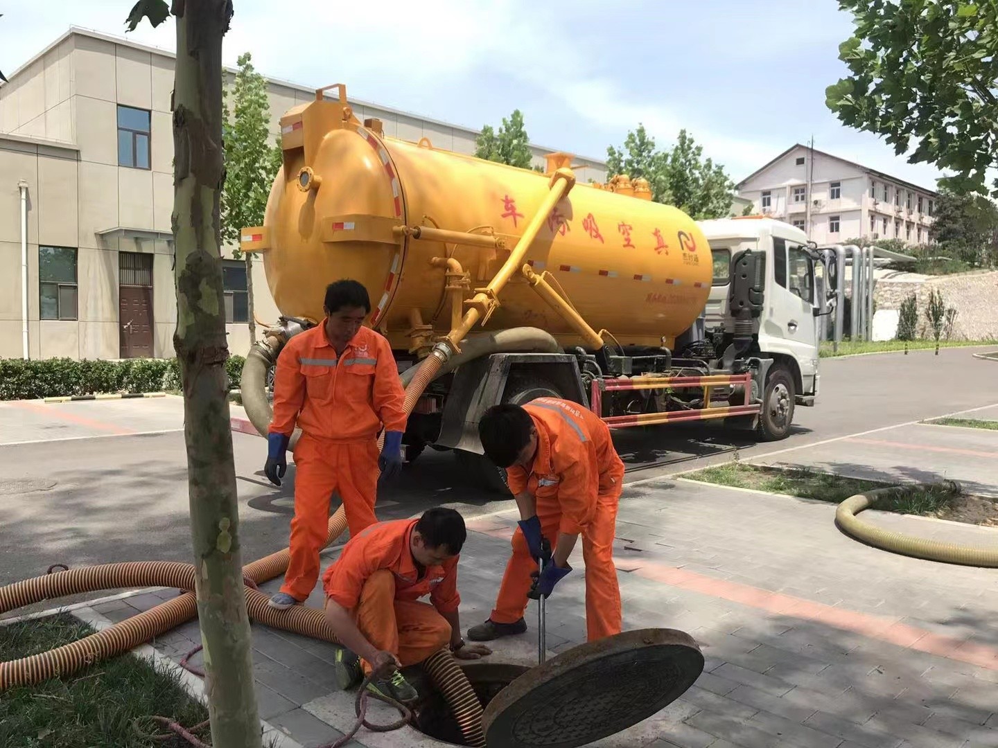 蓬莱管道疏通车停在窨井附近