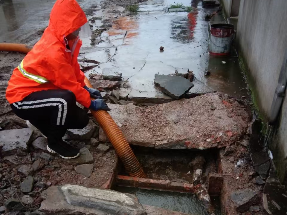 蓬莱专业清理污水池 炜誉市政以规范流程守护城市 “肠道”