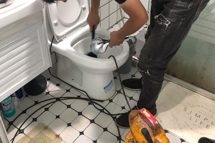 蓬莱马桶堵塞自己疏通还是找师傅?专业上门服务让你省时更省心